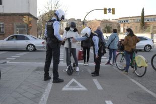 Absolt el conductor d'un patinet elèctric que van multar a Girona per no tenir carnet de conduir