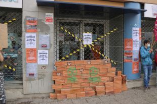 Uns activistes tapien una oficina d'Endesa a Girona en protesta pels talls i el preu de la llum