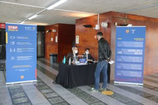 Degoteig constant de socis del Barça al pavelló de Fontajau de Girona