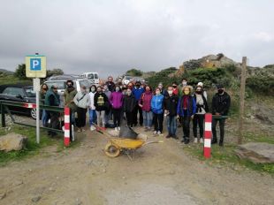 Recullen 1.400 quilos de brossa a l'entorn del desapregut Club Med al Cap de Creus