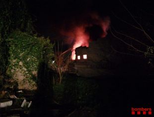 Crema completament una nau industrial al polígon de Vall-llobrega