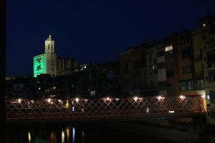 La catedral de Girona es tenyeix de verd en homenatge als sanitaris i a les víctimes de la covid 