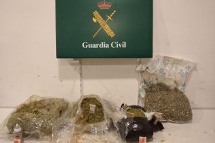 Troben més de 12 kg de marihuana amagada en una maleta dins d'un autobús a la Jonquera