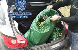 Deu homes detinguts a Lloret mentre carregaven marihuana en un cotxe