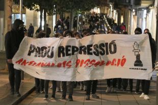 Unes 40 persones es manifesten a Girona per reclamar la llibertat de Pablo Hasél