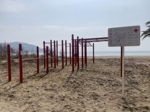 Roses instal·la un parc de cal·listènia a la platja del Rastrell
