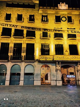 L'endometriosi tenyeix de groc edificis i monuments de les comarques gironines