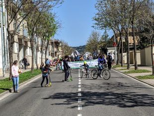 La plataforma 'No és un vial, és un carrer' escenifica un Via Crucis per reclamar la variant d'Olot