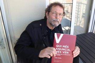 Lluís Costa explora l'evolució de la publicitat a Girona amb el llibre 'Qui més anuncia, més ven'