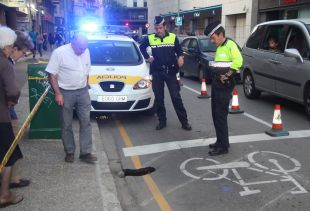 L'enfonsament d'una claveguera deixa un forat a la calçada del carrer Migdia de Girona