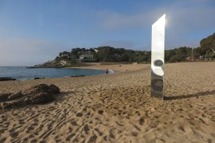 Un misteriós monòlit apareix a la platja de Sa Conca de Platja d'Aro