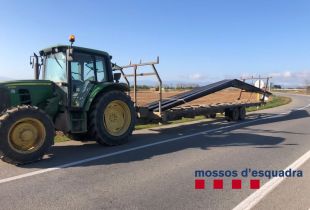 Denunciat un pagès que transportava bigues de ferro amb un tractor per la carretera a Siurana