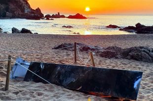 Un grup de joves tomba el monòlit d'acer inoxidable trobat a la platja de Sa Conca de S'Agaró