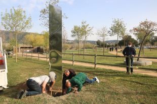 Platja d'Aro instal·la el misteriós monòlit aparegut a Sa Conca al Parc dels Estanys