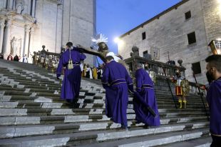Girona venera la creu a les escales de la Catedral sense públic per segon any consecutiu