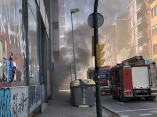L'incendi al pàrquing d'un edifici al carrer Barcelona genera cues al centre de Girona