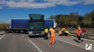 Tallada l'AP-7 a Vilobí d'Onyar en sentit sud pel xoc entre dos camions