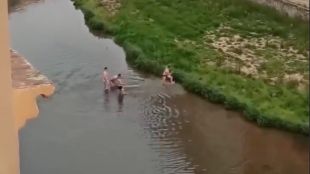 La Policia Municipal de Girona denuncia cinc joves per saltar al riu Onyar i banyar-s'hi