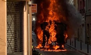 S'incendia un camió escombrador i les flames afecten un supermercat a Palamós