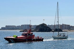Rescaten una embarcació a la deriva per un problema èlectric davant la costa de Blanes