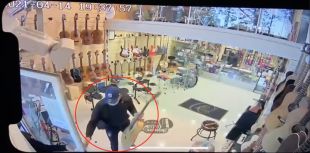 Roba una guitarra d'una botiga a Figueres i l'acaba tornant al treballador que el perseguia