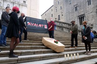 La UGT de Girona enterra simbòlicament els 'millenials'