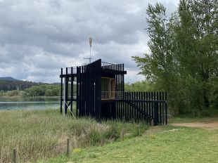Banyoles acaba les obres per rehabilitar la torre d’arribada del camp de regates de rem