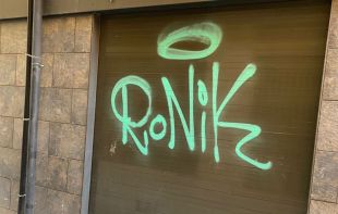 La Policia Local de Ripoll identifica els autors de diverses pintades en façanes i establiments