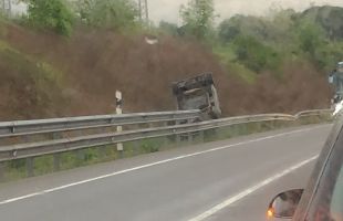 Almenys tres vehicles implicats en un accident a l'N-II a Fornells de la Selva