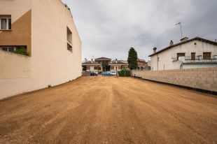 Santa Coloma de Farners adequa un solar per convertir-lo en aparcament