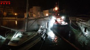 Un incendi afecta dues embarcacions al port de Santa Margarida de Roses