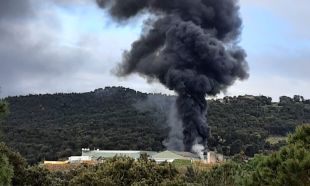 29 dotacions dels Bombers treballen en l'incendi a una nau d'Agullana