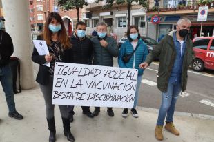 Agents de la Policia Nacional de Lloret de Mar es concentren per exigir que els vacunin