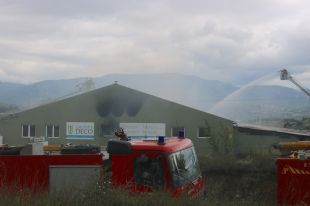 Els Bombers esperen extingir l'incendi a l'empresa de piscines d'Agullana en les properes hores