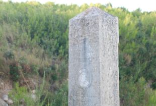 Albons no retira un monòlit franquista perquè el considera un ''document històric''