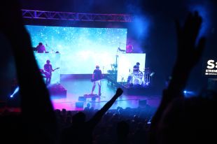 L'energia de La Casa Azul fa ballar el públic de l'Strenes en un concert amb sessió doble