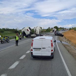 Mor un conductor en un xoc entre un turisme i un camió a la C-66 a Cornellà del Terri