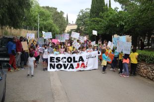 Les famílies de l'escola de Ventalló es manifesten per reclamar la construcció del nou edifici