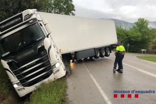Detingut a la Garrotxa un camioner que es va accidentar i multiplicava per vuit la taxa d'alcoholèmia