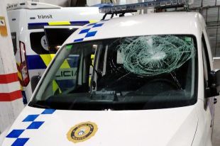 Ataquen un cotxe patrulla de la Policia Local de Palamós i li trenquen el parabrisa amb ampolles