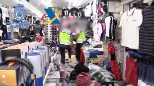 La Policia Nacional intervé més de 17.400 productes falsificats i deté 16 persones a Lloret de Mar 