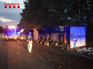 Dos ferits, un d'ells greu, en bolcar el camió on viatjaven per l'AP-7 a Fogars de la Selva