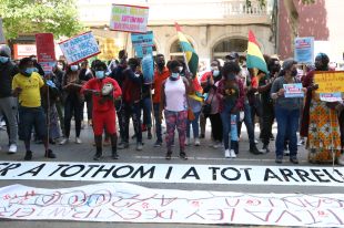Unes 140 persones protesten a l'oficina d'estrangeria de Girona pel ''col·lapse'' que pateix