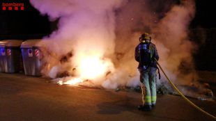Quatre incendis en contenidors en una sola nit a Cassà de la Selva