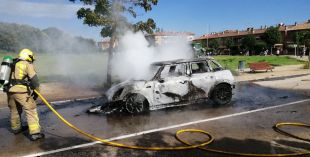 Detingut el conductor d'un cotxe a Celrà que s'ha incendiat en plena fugida de la policia