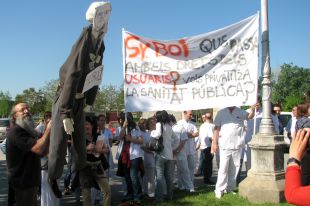 Concentració d'un centenar de treballadors de la sanitat a Salt per denunciar les retallades