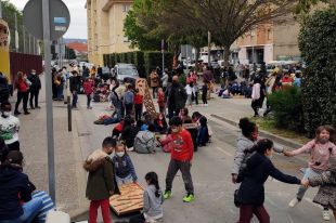 Atropellen una nena de P4 davant l'escola Àgora de Girona i els pares demanen prohibir el trànsit