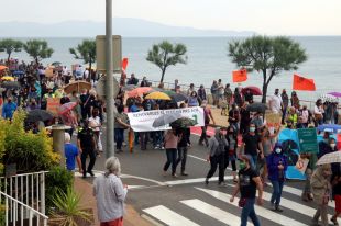Més de 500 persones es manifesten a l'Escala per reclamar renovables que no trinxin el territori