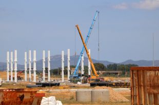 Amazon comença a construir el nou magatzem al Logis Empordà