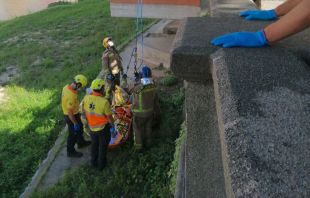 Rescaten un home que ha caigut a la llera de l'Onyar prop de plaça Independència a Girona